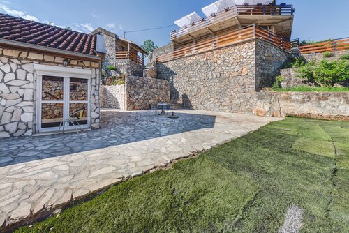 Comfortable Holiday Home with Garden near Lake