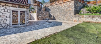 Comfortable Holiday Home with Garden near Lake