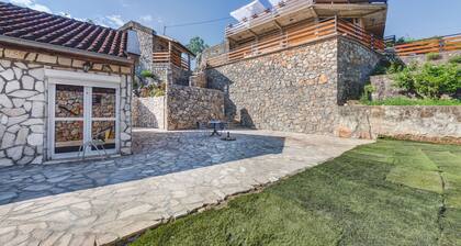 Comfortable Holiday Home with Garden near Lake