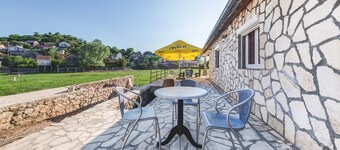 Comfortable Holiday Home with Garden near Lake