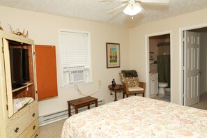 3 bedrooms, desk, iron/ironing board, travel crib