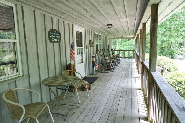 Outdoor dining - Sweetwater Cabin by Buffalo Mountain Getaway (Floyd)