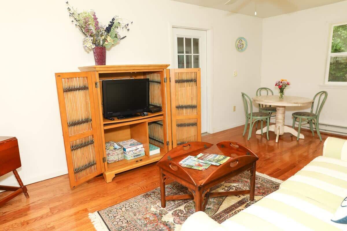 TV, fireplace, offices