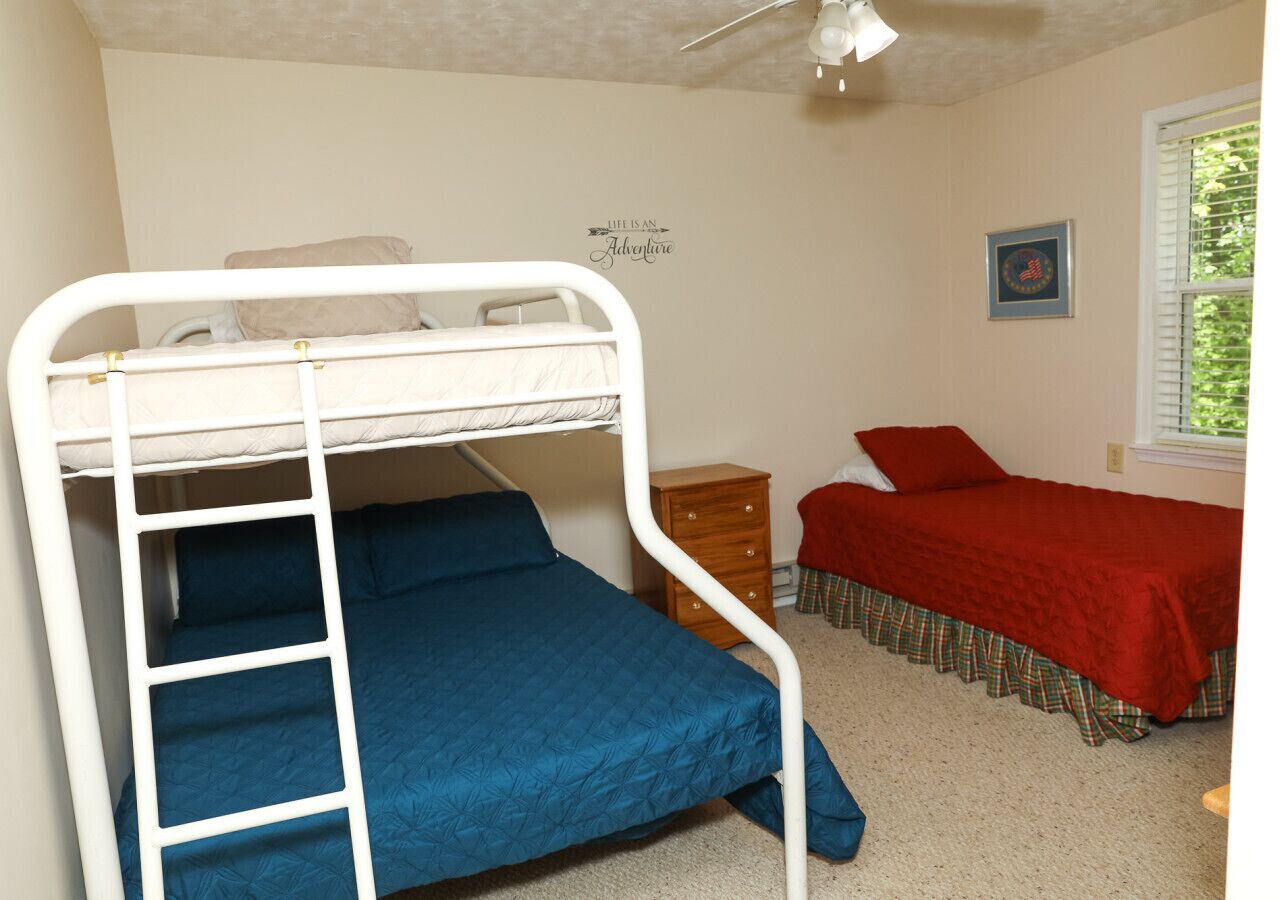 2 soverom, skrivebord, strykejern/-brett og reiseseng for barn