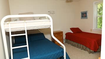 2 soverom, skrivebord, strykejern/-brett og reiseseng for barn