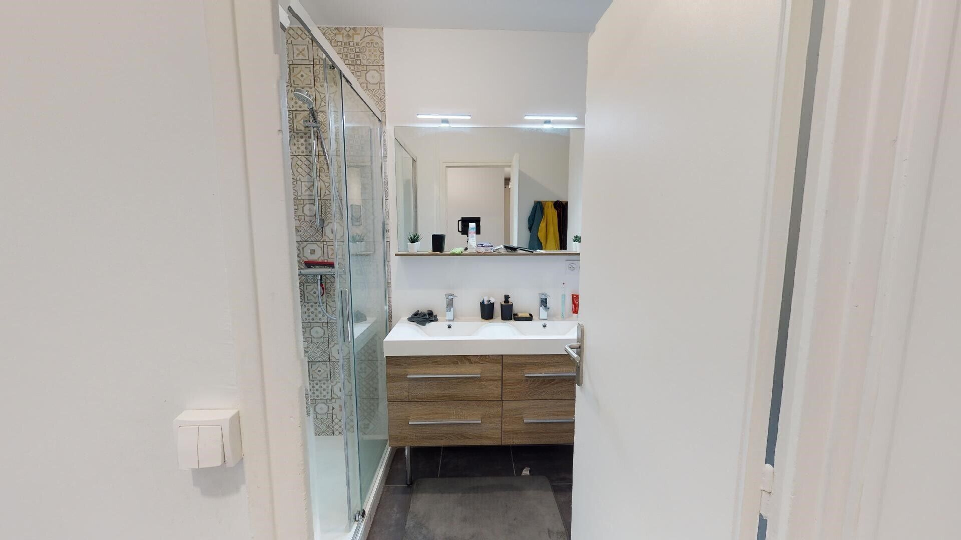 Douche, sèche-cheveux, serviettes fournies, savon