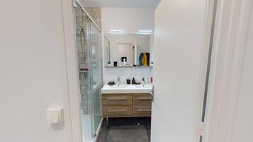 Douche, sĂšche-cheveux, serviettes fournies, savon