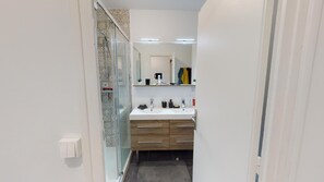 Shower, hair dryer, towels, soap - Logement Spacieux en Face du Musée (Rethel)