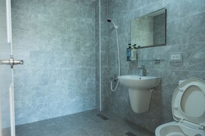 Shower, towels - Yaboo Hotel (Xihu)