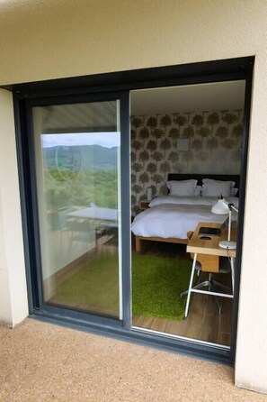 1 bedroom, iron/ironing board, Internet, bed sheets - New : in the heart of Beaujolais with a 180° view (Beaujeu)