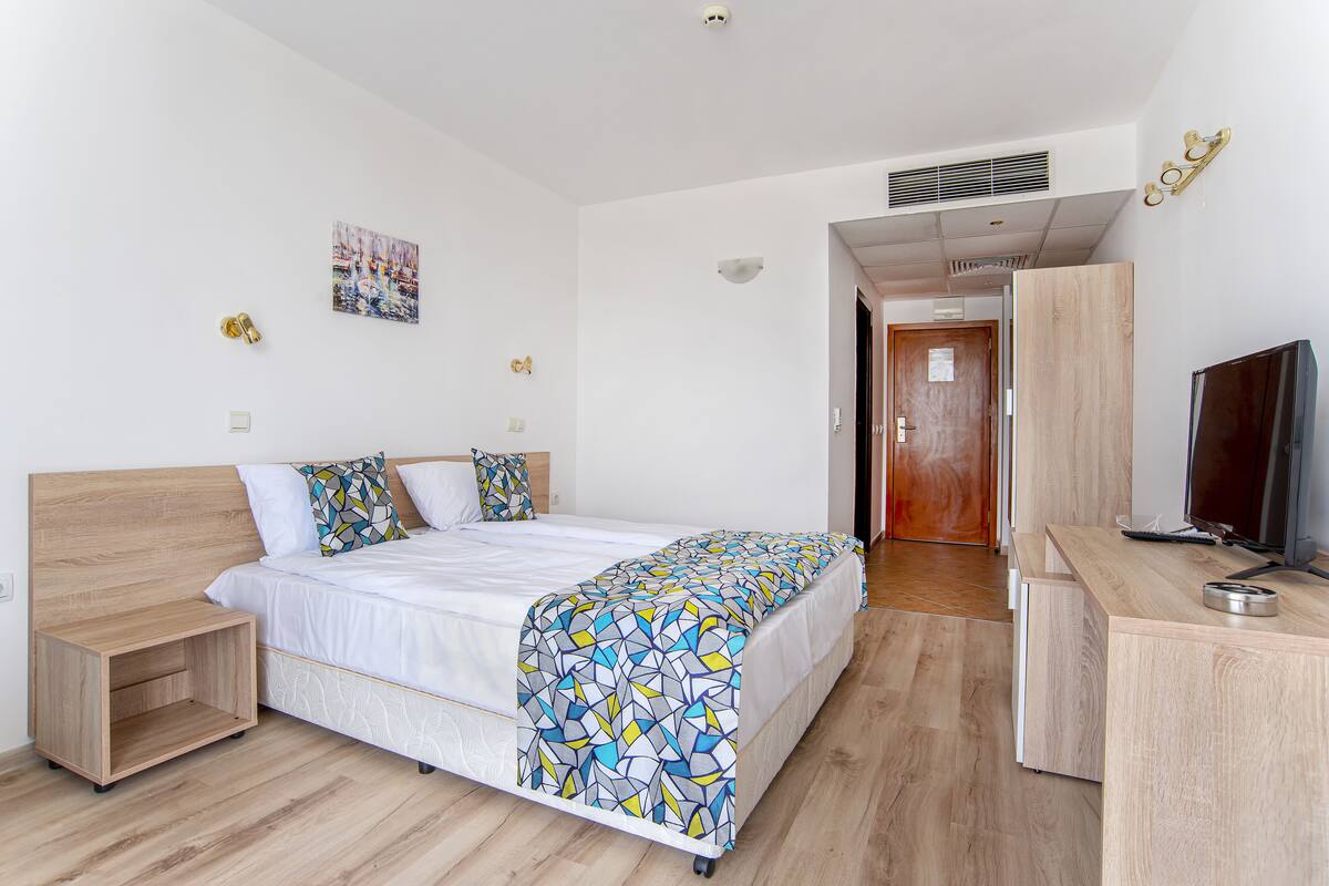 Escritorio, cortinas blackout y tabla de planchar con plancha 