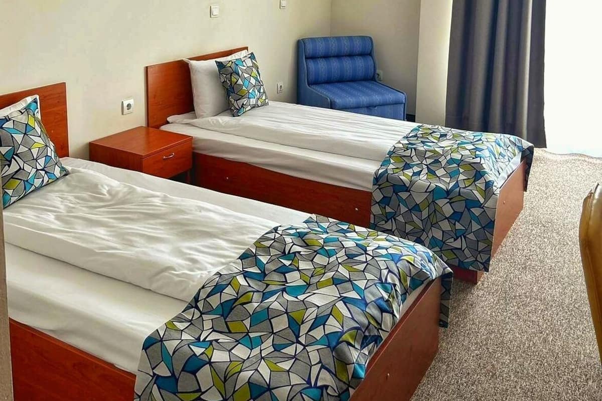 Habitación económica con 1 cama matrimonial o 2 individuales | Escritorio, cortinas blackout y tabla de planchar con plancha 