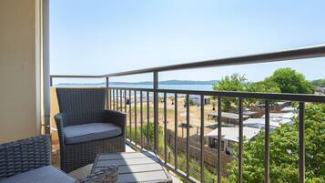 Kahden hengen deluxe-huone, osittainen merinäköala | Näkymä parvekkeelta