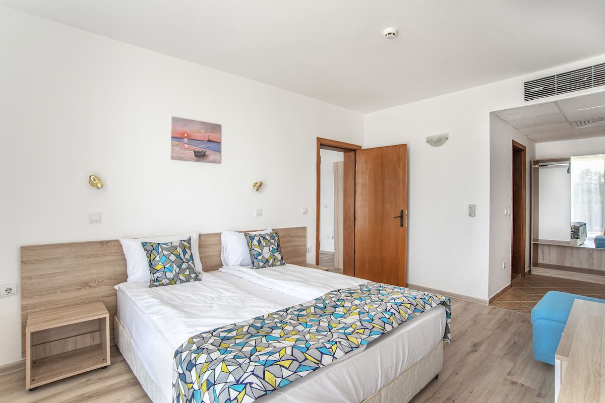 Departamento, vista parcial al mar | Escritorio, cortinas blackout y tabla de planchar con plancha 