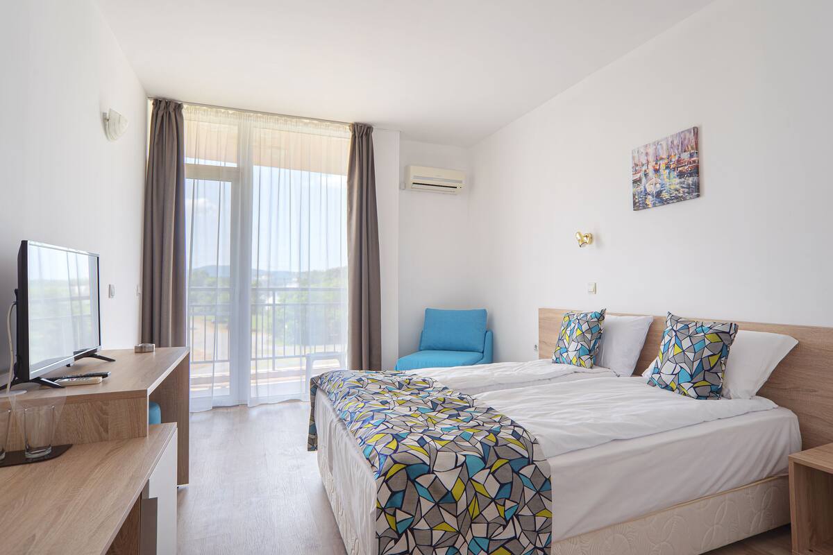Escritorio, cortinas blackout y tabla de planchar con plancha 