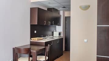 Studio | Private kitchenette | Mini-fridge, high chair