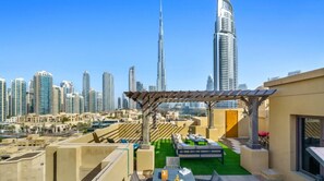 Luxury Apartment | Terrace/patio - Manzil -2BR Penthouse w full Burj View in Downtown (Dubai)