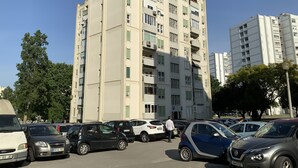 A multi-story parking garage with several cars parked inside. - Cozy room near Metro Station, close to  Airport  , easy access to city center (Lisboa)