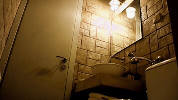 Douche, sĂšche-cheveux, serviettes fournies, savon