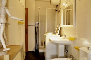 Hair dryer, bidet, towels, soap - 2 Bedroom Apartment in Giardini Naxos (Giardini Naxos)