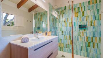 Dusche, Haartrockner, Handtücher, Toilettenpapier