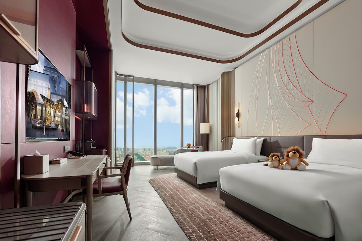 Premium bedding, down comforters, minibar, individually decorated