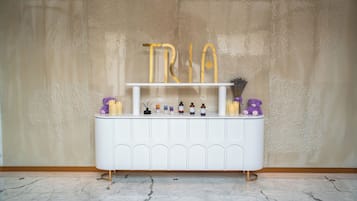 Hot tub, steam room, Turkish bath/hammam, body treatments, hydrotherapy