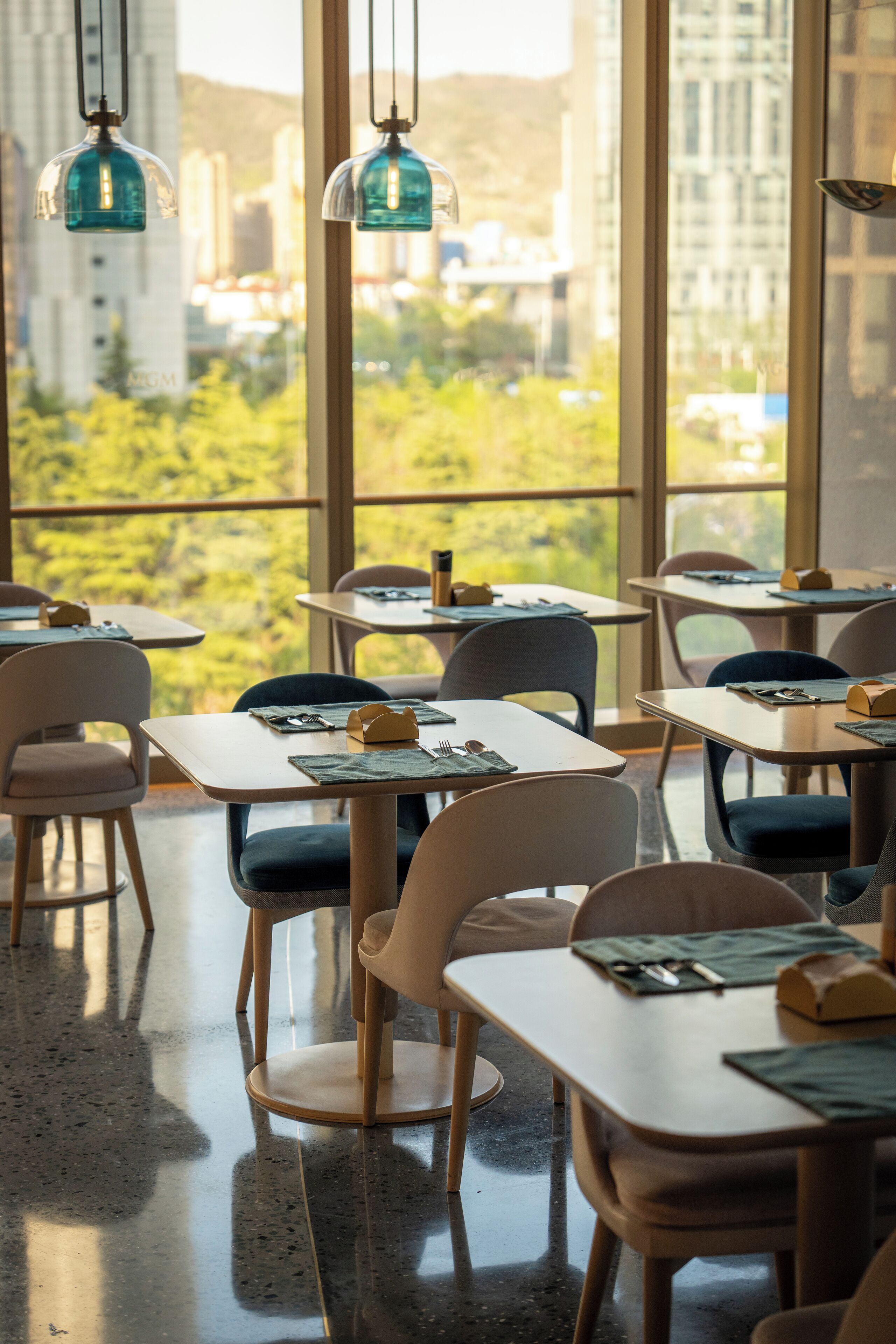 Un restaurante con mesas y sillas dispuestas para comer.