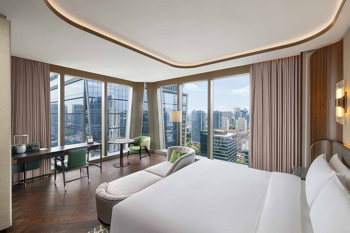  美高梅270度景观大床房 | 高級寢具、羽絨被、迷你吧、書桌