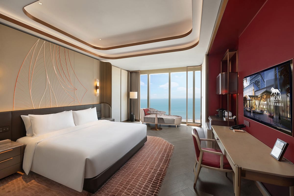 Premium bedding, down duvets, minibar, individually decorated