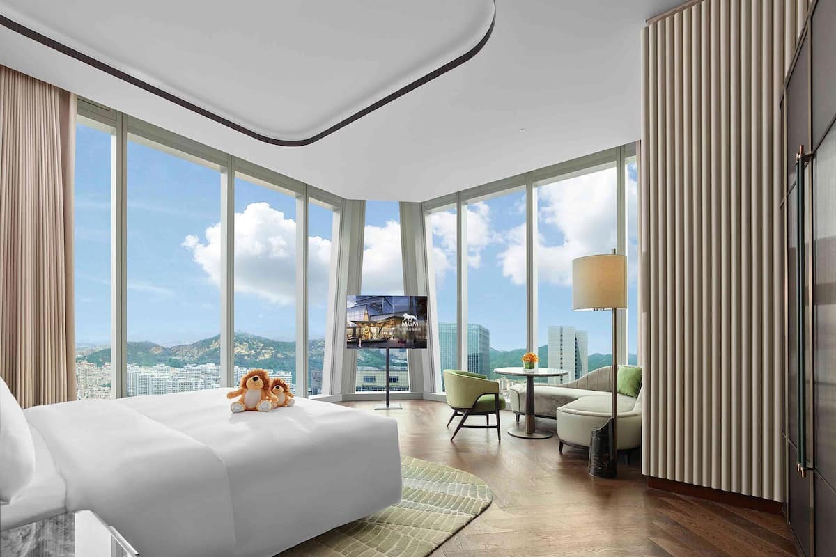 Premium bedding, down duvets, minibar, individually decorated