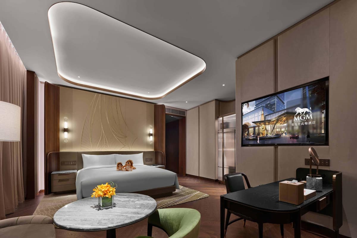 Premium bedding, down duvets, minibar, individually decorated