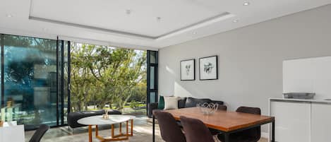 Klassiek appartement | Woonruimte | Een flatscreentelevisie en streamingdiensten