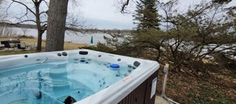 Campau Lake Sunnydays 2 bedroom King Bed Lakefront