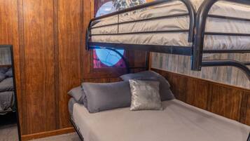 3 habitaciones, tabla de planchar con plancha, wifi y ropa de cama