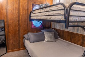 3 chambres, fer et planche à repasser, Wi-Fi, draps fournis