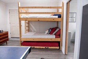 Een strijkplank/strijkijzer, wifi, beddengoed