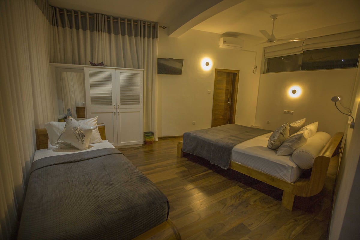 华丽三人房 | 迷你吧、客房内保险箱、办公桌、遮光窗帘