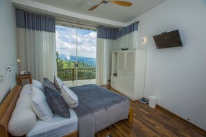 Minibar, in-room safe, desk, blackout drapes - Villa Vajrapani (Kandy)