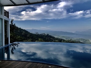 A panoramic view from a balcony with a clear sky and distant mountains. - Villa Vajrapani (Kandy)
