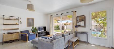 Télévision, table de tennis de table