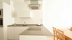 Fridge, microwave, oven, stovetop - Apartamento con Terraza en el Casco Antiguo de Pamplona - Ayla San Fermín (Pamplona/Iruña)