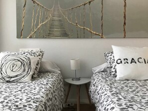 2 bedrooms, iron/ironing board, travel cot, free WiFi - Singular Deluxe apartment, downtown Pamplona (Pamplona/Iruña)