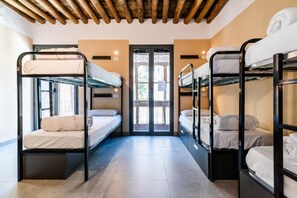 Premium bedding, memory-foam beds, soundproofing, free rollaway beds - Carlota Braun (Granada)