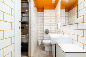 Gemeinsamer Classic-Schlafsaal | Badezimmer | Badewanne und Dusche (separat), Seife, Shampoo, Toilettenpapier