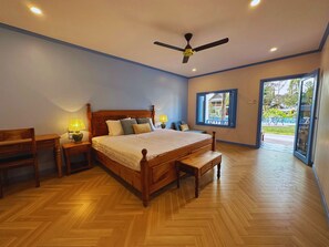 Habitación doble Deluxe, balcón, vista al lago | Ropa de cama de alta calidad, edredón, camas con pillow-top y minibar 