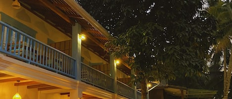 Vista frontal de la propiedad