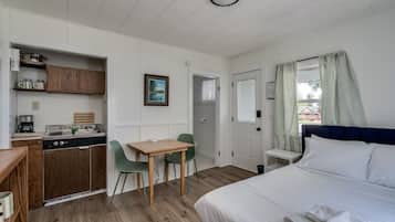2 makuuhuonetta, silitysrauta/-lauta, ilmainen Wi-Fi, vuodevaatteet