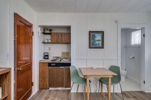 Microondas, placa de cocina, cafetera o tetera y utensilios de cocina