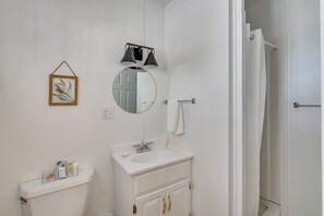 Secador de cabelo, toalhas de banho